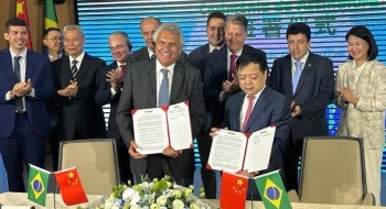 Caiado assina contrato e traz gigante chinesa para Goiás